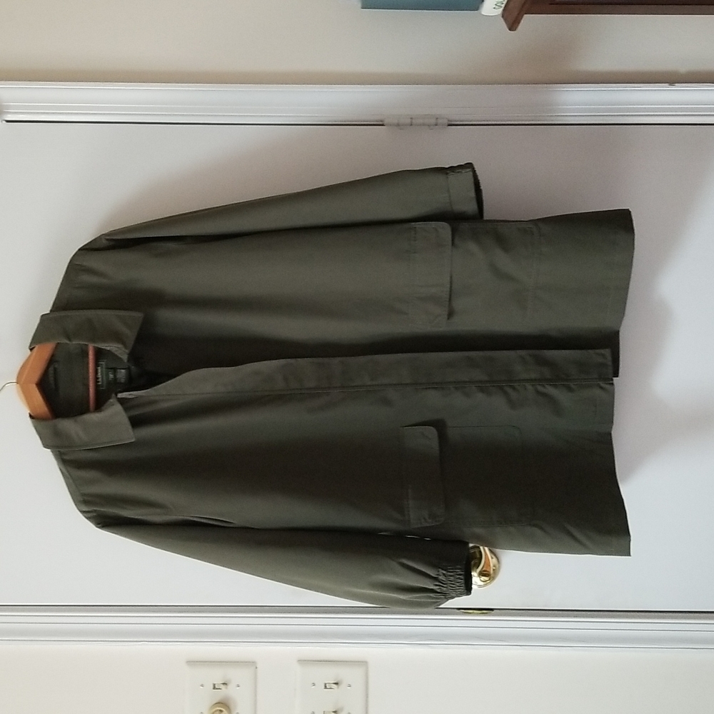 LL BEAN New Women's raincoast with half built in flannel lining.